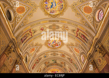 Siviglia - gli affreschi sul soffitto nella Chiesa Basilica de la Macarena da Rafael Rodrguez (1949) in stile neobaroque. Foto Stock