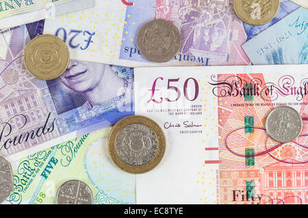 Sfondo costituito di sterline inglese le banconote e le monete in euro Foto Stock
