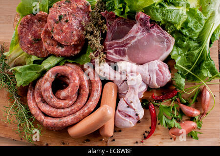 Carne cruda mix: bistecche, pollame, salsicce, carne di maiale tritata, tritato. Foto Stock