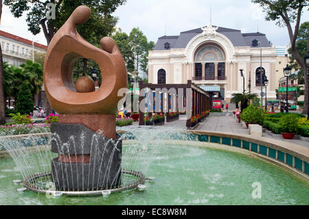 La madre e il bambino scultura in pietra e la fontana di fronte al Saigon Opera House di Ho Chi Minh City, Vietnam. Foto Stock