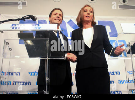 (141210) - TEL AVIV, Dic 10, 2014 (Xinhua) -- laburisti israeliani chief Yitzhak Herzog (L) scuote le mani con Israele dell ex ministro della giustizia Tzipi Livni durante una conferenza stampa a Tel Aviv, Israele, a Dic. 10, 2014. Israele dell ex ministro della giustizia Tzipi Livni e il Partito Laburista chief Yitzhak Herzog ha annunciato mercoledì sono di unire le vostre mani prima del marzo 17 elezioni. In una conferenza stampa congiunta in Tel Aviv Mercoledì, Herzog, presidente del più grande centro-sinistra opposizione parlamentare e la Livni, capo del centro-sinistra Hatnua partito, ha annunciato il centro-sinistra elenco comune, mirando alla fine Foto Stock