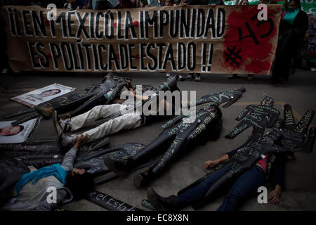 Città del Messico. Decimo Dec, 2014. Gli attivisti prendere parte a una manifestazione di protesta per gli studenti della normale scuola rurale di Ayotzinapa che sono andati perduti in Iguala, Guerrero, davanti all'Ufficio delle Nazioni Unite Il Consiglio dei diritti umani, a Città del Messico, capitale del Messico, a Dic. 10, 2014. © Alejandro Ayala/Xinhua/Alamy Live News Foto Stock