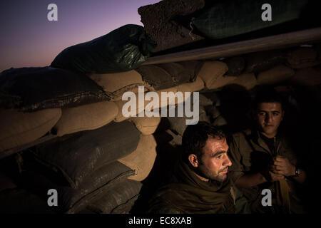 Erbil. Decimo Dec, 2014. Combattenti curdi sono in allerta in prima linea con il cosiddetto stato islamico nel sud-ovest del quartiere di Kirkuk nel nord dell Iraq, Dic 10, 2014. © Chen Xu/Xinhua/Alamy Live News Foto Stock