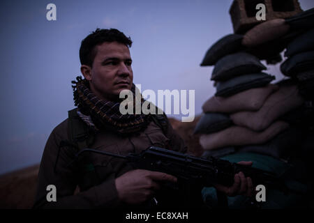 Erbil. Decimo Dec, 2014. Un combattente curdo è in allerta in prima linea con il cosiddetto stato islamico nel sud-ovest del quartiere di Kirkuk nel nord dell Iraq, Dic 10, 2014. © Chen Xu/Xinhua/Alamy Live News Foto Stock