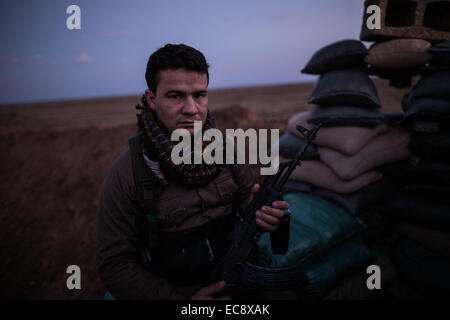 Erbil. Decimo Dec, 2014. Un combattente curdo è in allerta in prima linea con il cosiddetto stato islamico nel sud-ovest del quartiere di Kirkuk nel nord dell Iraq, Dic 10, 2014. © Chen Xu/Xinhua/Alamy Live News Foto Stock