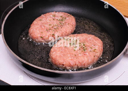 Due hamburger di carne in padella olio nella Repubblica federale di Iugoslavia Foto Stock