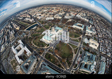 Fisheye vista aerea del ponteggio che copre la cupola della U.S. Capitol durante il restauro 10 Dicembre 2014 a Washington, DC. Il $60 milioni di dollari del progetto è quello di arrestare il deterioramento della ghisa cupola e conservarlo per il futuro. Foto Stock