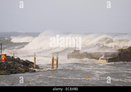 Portrush, Irlanda del Nord, Regno Unito. Decimo Dec, 2014. Grandi onde pound Porto Portrush Irlanda del Nord. La tempesta intenso o meteo bomba è stata causata da un rapido calo di pressione (più di 24 millibar in 24 ore). Credito: Brian Wilkinson/Alamy Live News Foto Stock