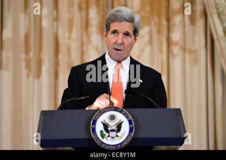 Il Segretario di Stato americano John Kerry offre commento sul ventesimo anniversario del Vertice delle Americhe presso il Dipartimento di Stato il 10 dicembre 2014 a Washington, DC. Foto Stock