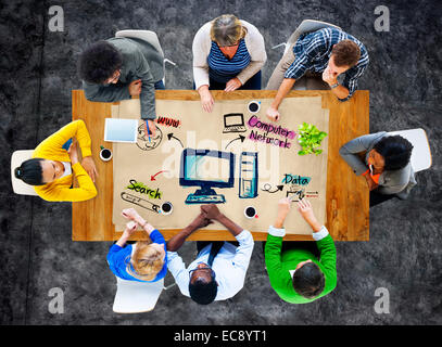 Multi-Ethnic gruppo di persone e computer i concetti di rete Foto Stock