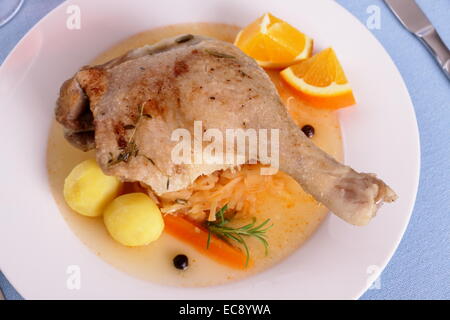 La gamba d'anatra con brasato di cavolo, patate e salsa, vista dall'alto, close up Foto Stock