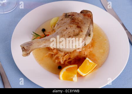 La gamba d'anatra con brasato di cavolo, patate e salsa, vista dall'alto Foto Stock