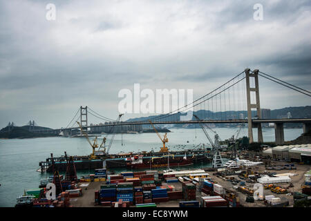 Il porto di Hong Kong e il Tsing Ma Bridge. Foto Stock