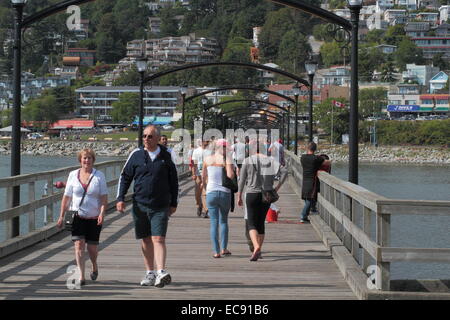 Una calda giornata di sole e di gente che cammina sul molo di roccia bianca Columbia britannica Foto Stock