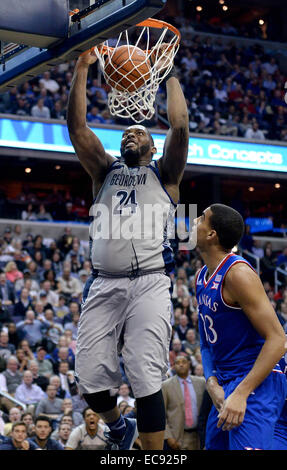 Washington, DC, Stati Uniti d'America. Decimo Dec, 2014. 201411210 - centro di Georgetown Joshua Smith (24) schiacciate contro Kansas nella seconda metà di un NCAA di pallacanestro degli uomini di gioco al Verizon Center di Washington. Kansas sconfitto Georgetown, 75-70. © Chuck Myers/ZUMA filo/Alamy Live News Foto Stock