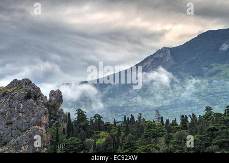 Hurzuf o Gurzuf è un resort in città in Crimea (costa settentrionale del Mar Nero). Il famoso monte di Ayu-Dag (Bear Mountain) Foto Stock