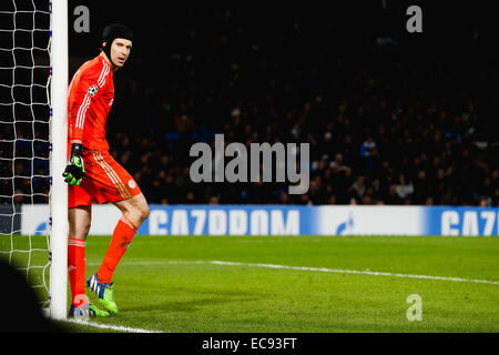 Londra, Regno Unito. Decimo Dec, 2014. Petr Cech (Chelsea) Calcio/Calcetto : Petr Cech del Chelsea durante la UEFA Champions League match tra Chelsea e Sporting Clube de Portugal a Stamford Bridge a Londra in Inghilterra . Credito: AFLO/Alamy Live News Foto Stock