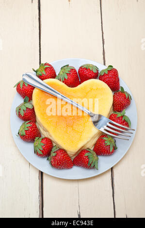 A forma di cuore ad cheesecake con strawberryes torta ideale per il giorno di san valentino Foto Stock