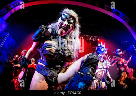 Toronto, Ontario, Canada. 9 Dic 2014. KIM DYLLA aka Vulvatron di American thrash metal band "GWAR' esegue un sold out show all'Opera House. © Igor Vidyashev/ZUMA filo/Alamy Live News Foto Stock