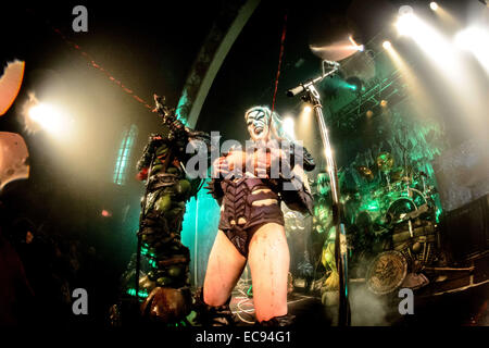 Toronto, Ontario, Canada. 9 Dic 2014. KIM DYLLA aka Vulvatron di American thrash metal band "GWAR' esegue un sold out show all'Opera House. © Igor Vidyashev/ZUMA filo/Alamy Live News Foto Stock