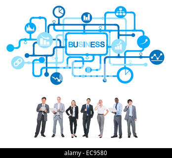 Un gruppo di uomini di affari che i dispositivi di ritegno con la pipeline sopra di loro contenente le icone di Business Foto Stock