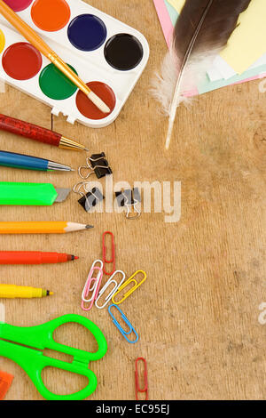 Accessori per la scuola sul tavolo di legno Foto Stock