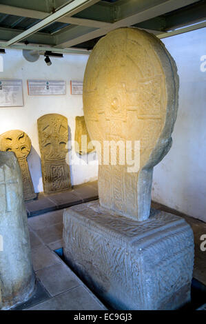 Inizio croci cristiane, Margam pietre Museum, Neath Port Talbot, South Wales, Regno Unito. Foto Stock