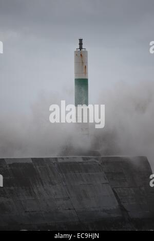 Aberystwyth, Wales, Regno Unito. 11 dicembre, 2014. Meteo REGNO UNITO: Forti tempeste e grandi onde continuare a pastella la costa a Aberystwyth per una seconda giornata come "meteo bomba' di bassa pressione funziona la sua strada in direzione sud attraverso il Regno Unito. Credito: keith morris/Alamy Live News Foto Stock