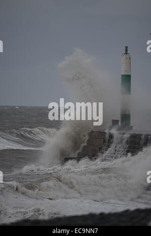 Aberystwyth, Wales, Regno Unito. 11 dicembre, 2014. Meteo REGNO UNITO: Forti tempeste e grandi onde continuare a pastella la costa a Aberystwyth per una seconda giornata come "meteo bomba' di bassa pressione funziona la sua strada in direzione sud attraverso il Regno Unito. Credito: keith morris/Alamy Live News Foto Stock