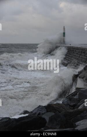 Aberystwyth, Wales, Regno Unito. 11 dicembre, 2014. Meteo REGNO UNITO: Forti tempeste e grandi onde continuare a pastella la costa a Aberystwyth per una seconda giornata come "meteo bomba' di bassa pressione funziona la sua strada in direzione sud attraverso il Regno Unito. Credito: keith morris/Alamy Live News Foto Stock