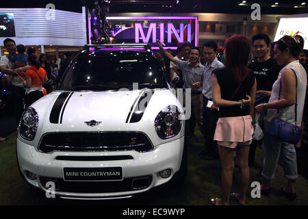 Bangkok, Tailandia. 10 dicembre, 2014. Mini Countryman sul display durante il trentunesimo Thailandia International Motor Expo 2014 a Muang Thong Thani. L'ultimo giorno del trentunesimo Thailandia International Motor Expo 2014 a IMPACT Arena, Muang Thong Thani a Nonthaburi ha attirato un gran numero di appassionati e organizzatori spera di vendere più di 40.000 veicoli. Credito: John Vincent/Alamy Live News Foto Stock