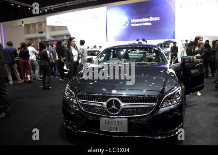 Bangkok, Tailandia. 10 dicembre, 2014. Mezedes Benz CLS 250 sul display durante il trentunesimo Thailandia International Motor Expo 2014 a Muang Thong Thani. L'ultimo giorno del trentunesimo Thailandia International Motor Expo 2014 a IMPACT Arena, Muang Thong Thani a Nonthaburi ha attirato un gran numero di appassionati e organizzatori spera di vendere più di 40.000 veicoli. Credito: John Vincent/Alamy Live News Foto Stock