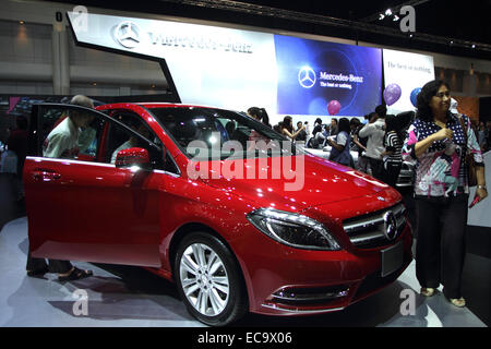 Bangkok, Tailandia. 10 dicembre, 2014. Mezedes Benz R200 sul display durante il trentunesimo Thailandia International Motor Expo 2014 a Muang Thong Thani. L'ultimo giorno del trentunesimo Thailandia International Motor Expo 2014 a IMPACT Arena, Muang Thong Thani a Nonthaburi ha attirato un gran numero di appassionati e organizzatori spera di vendere più di 40.000 veicoli. Credito: John Vincent/Alamy Live News Foto Stock