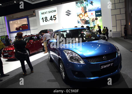 Bangkok, Tailandia. 10 dicembre, 2014. Suzuki Swift sul display durante il trentunesimo Thailandia International Motor Expo 2014 a Muang Thong Thani. L'ultimo giorno del trentunesimo Thailandia International Motor Expo 2014 a IMPACT Arena, Muang Thong Thani a Nonthaburi ha attirato un gran numero di appassionati e organizzatori spera di vendere più di 40.000 veicoli. Credito: John Vincent/Alamy Live News Foto Stock