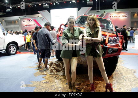 Bangkok, Tailandia. 10 dicembre, 2014. I presentatori posano con motore Isuzu D-max V-cross durante il trentunesimo Thailandia International Motor Expo 2014 a Muang Thong Thani. L'ultimo giorno del trentunesimo Thailandia International Motor Expo 2014 a IMPACT Arena, Muang Thong Thani a Nonthaburi ha attirato un gran numero di appassionati e organizzatori spera di vendere più di 40.000 veicoli. Credito: John Vincent/Alamy Live News Foto Stock