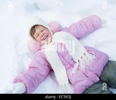 Capretto felice giacente sulla neve in inverno per esterno Foto Stock