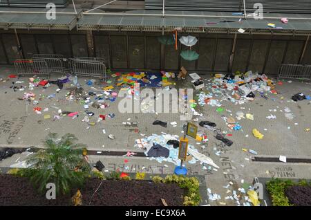 Hong Kong, Cina. 11 dicembre, 2014. Dopo 74 giorni di occupare Hong Kong protesta, polizia emanare una corte ingiunzione a rimuovere i manifestanti e il loro accampamento da Connaught Road Central. Alcuni dei rifiuti lasciati alle spalle dai manifestanti. Credito: Stefan Irvine/Alamy Live News Foto Stock