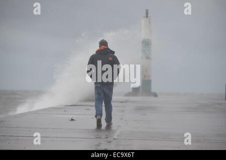 Aberystwyth, Wales, Regno Unito. 11 dicembre, 2014. Meteo REGNO UNITO: Forti tempeste e grandi onde continuare a pastella la costa a Aberystwyth per una seconda giornata come "meteo bomba' di bassa pressione funziona la sua strada in direzione sud attraverso il Regno Unito. Credito: keith morris/Alamy Live News Foto Stock