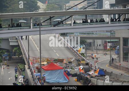 Giovedì 11 dicembre 2014, uno dei rimanenti barricate sta prima di Polizia emanato una corte ingiunzione a rimuovere i manifestanti e il loro accampamento da Connaught Road Central. Le autorità avevano messo in guardia i manifestanti a lasciare in anticipo del gioco, ma un paio di pro-democrazia manifestanti sono rimasti, portando a una manciata di arresti. Credito: Stefan Irvine/Alamy Live News Foto Stock