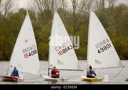 Tre barche a vela sul lago Foto Stock