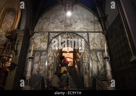 Basilica interno del Monastero di Montserrat in Catalogna, Spagna. Pellegrini e Turisti queueing fino alla Madonna Nera statua Foto Stock