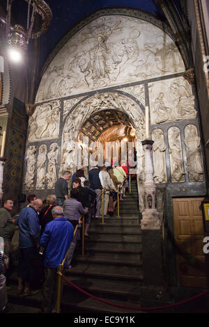 Basilica interno del Monastero di Montserrat in Catalogna, Spagna. Pellegrini e Turisti queueing fino alla Madonna Nera statua Foto Stock