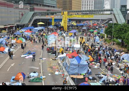 Hong Kong, Cina. 11 dicembre, 2014. Dopo 74 giorni di occupare Hong Kong protesta, i visitatori fanno un viaggio finale alla Admiralty sito prima che la polizia ha emanato una corte ingiunzione a rimuovere i manifestanti e il loro accampamento da Connaught Road Central. Le autorità avevano messo in guardia i manifestanti a lasciare in anticipo del gioco, ma un paio di pro-democrazia manifestanti sono rimasti, portando a una manciata di arresti. Credito: Stefan Irvine/Alamy Live News Foto Stock