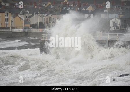 Aberystwyth, Wales, Regno Unito. 11 dicembre, 2014. Meteo REGNO UNITO: Forti tempeste e grandi onde continuare a pastella la costa a Aberystwyth per una seconda giornata come "meteo bomba' di bassa pressione funziona la sua strada in direzione sud attraverso il Regno Unito. Credito: keith morris/Alamy Live News Foto Stock