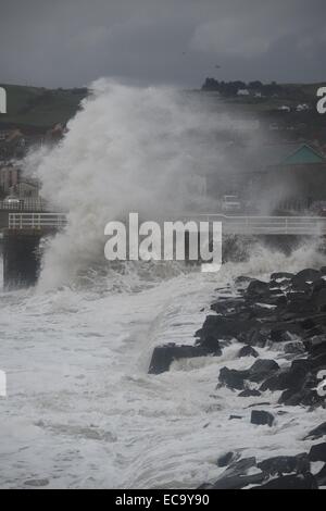 Aberystwyth, Wales, Regno Unito. 11 dicembre, 2014. Meteo REGNO UNITO: Forti tempeste e grandi onde continuare a pastella la costa a Aberystwyth per una seconda giornata come "meteo bomba' di bassa pressione funziona la sua strada in direzione sud attraverso il Regno Unito. Credito: keith morris/Alamy Live News Foto Stock