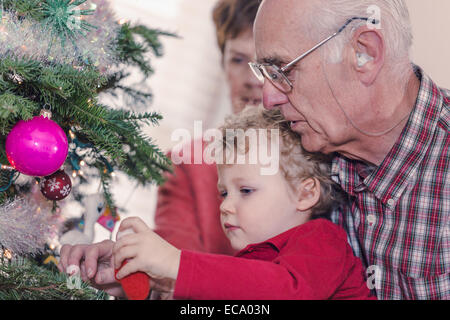 Famiglia bella decorazione live albero di Natale. Foto Stock