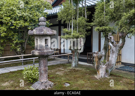 Tempio Zuiho-in zen, Daitoku-ji, Kyoto, Giappone. Una lanterna di pietra (tōrō) vicino all'ingresso Foto Stock