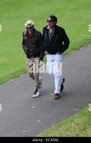 Gumball 3000 Scozia pit stop. Jonathan Ross e figlio Harvey Kirby arrivare ad unirsi al ralley con: Jonathan Ross,Harvey Kirby dove: Edimburgo, Regno Unito quando: 08 Giu 2014 Foto Stock