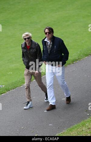 Gumball 3000 Scozia pit stop. Jonathan Ross e figlio Harvey Kirby arrivare ad unirsi al ralley con: Jonathan Ross,Harvey Kirby dove: Edimburgo, Regno Unito quando: 08 Giu 2014 Foto Stock