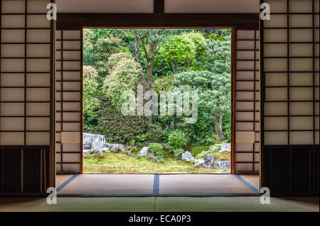 Funda in tempio zen, Tofuku-ji, Kyoto, Giappone. Carta tradizionali porte scorrevoli o schermate (shoji) aperta nel giardino orientale Foto Stock